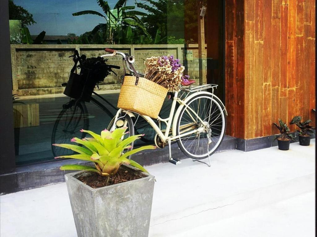 Klim Hotel Buriram Exteriör bild