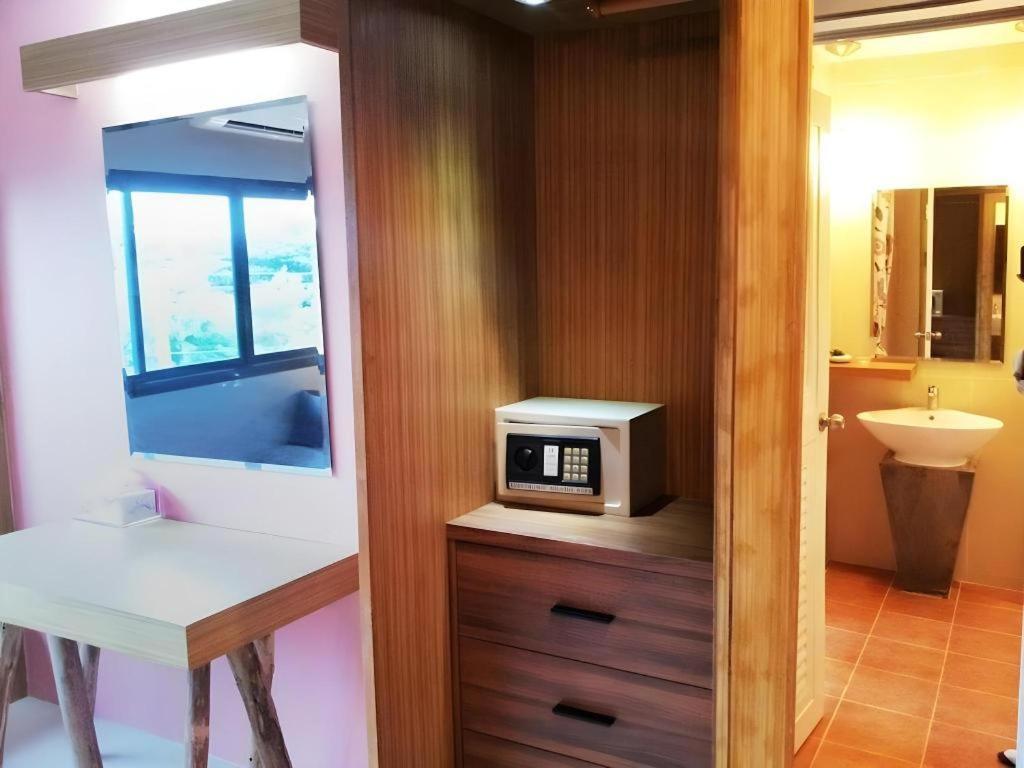 Klim Hotel Buriram Exteriör bild