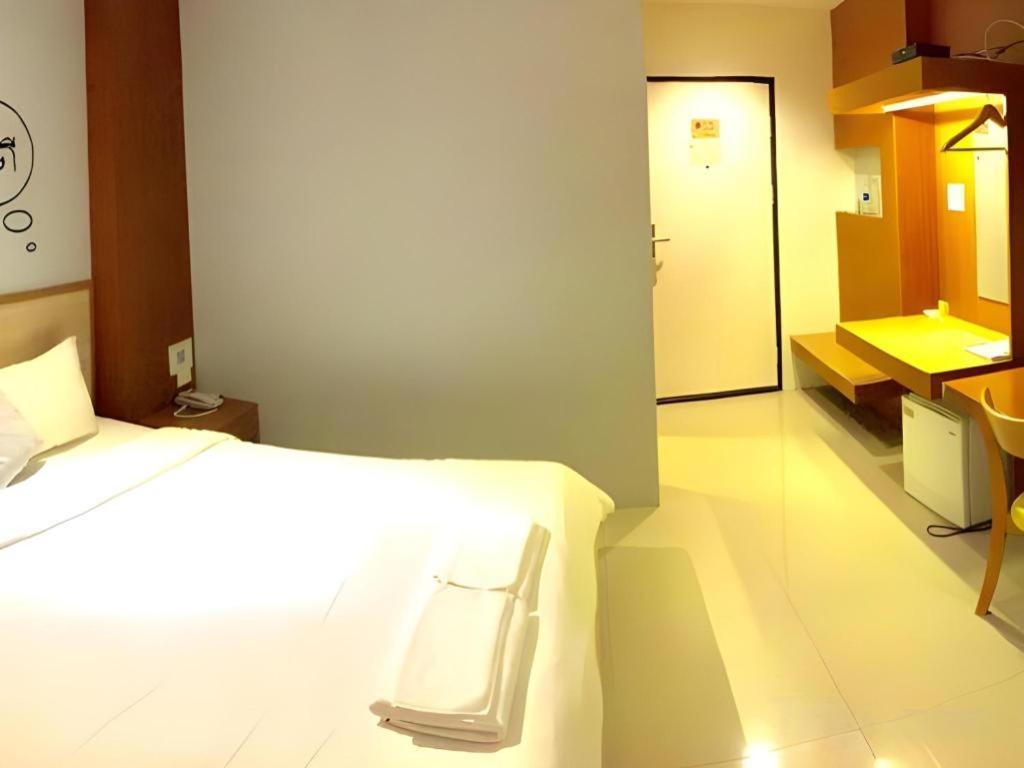 Klim Hotel Buriram Exteriör bild