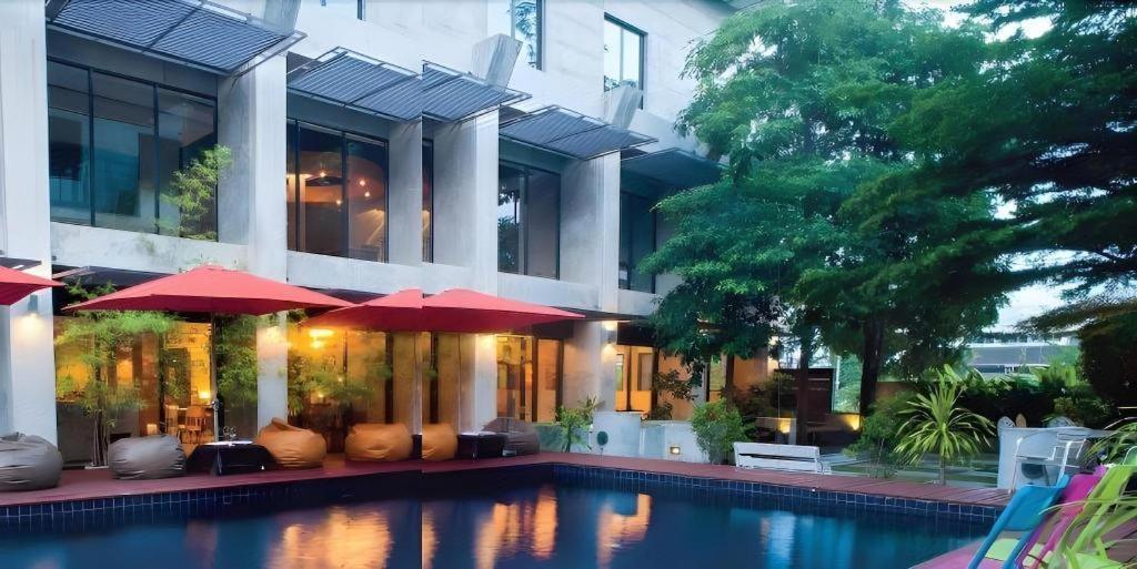 Klim Hotel Buriram Exteriör bild
